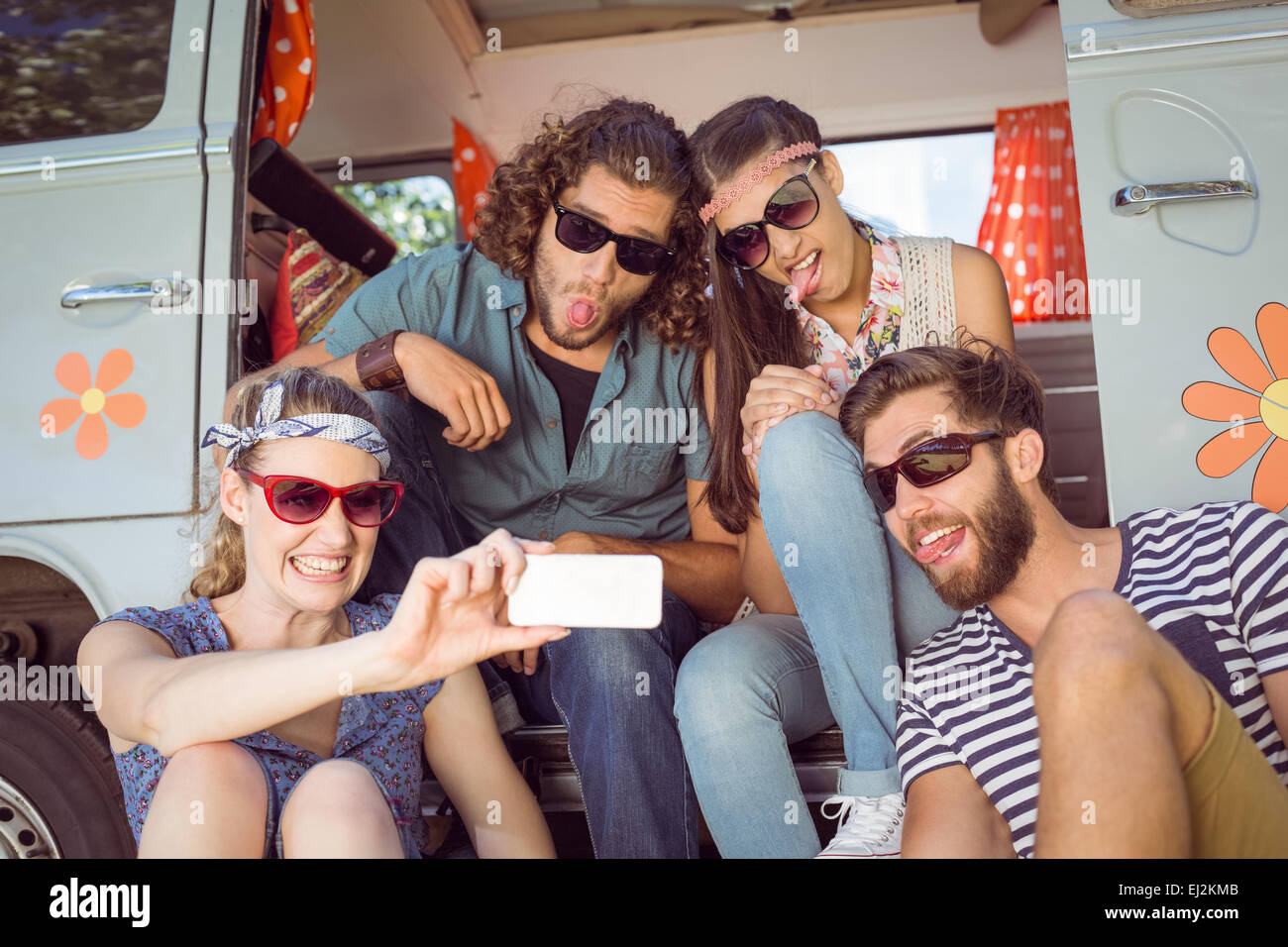 Hipster-Freunde nehmen eine selfie Stockfoto