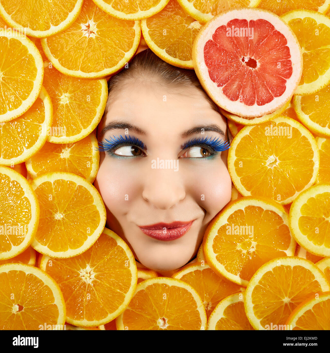Schöne Frau Ausdruck Gesicht mit Orangenscheibe Rahmen Stockfoto
