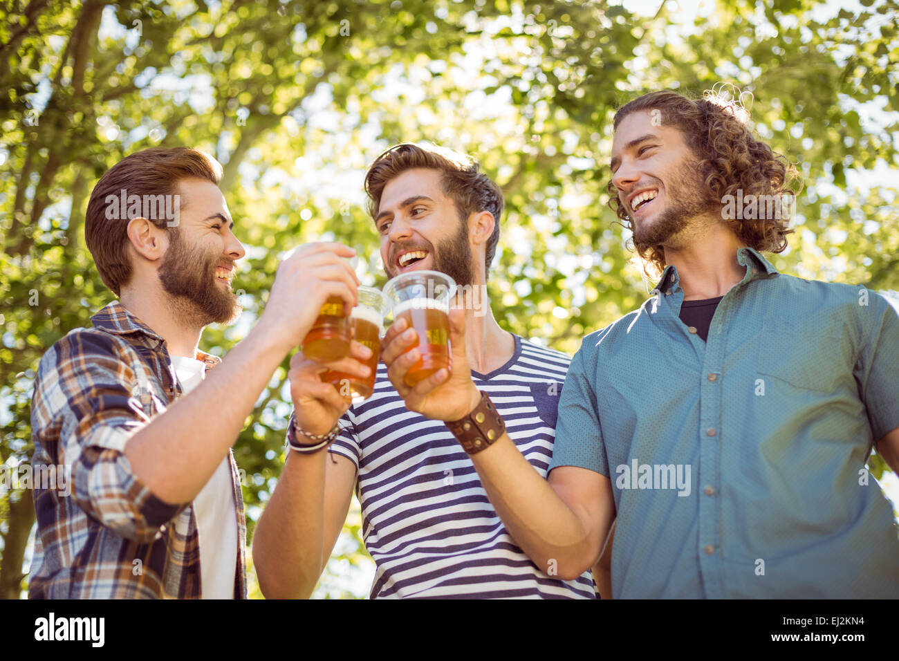 Hipster-Freunde, die zusammen ein Bier Stockfoto