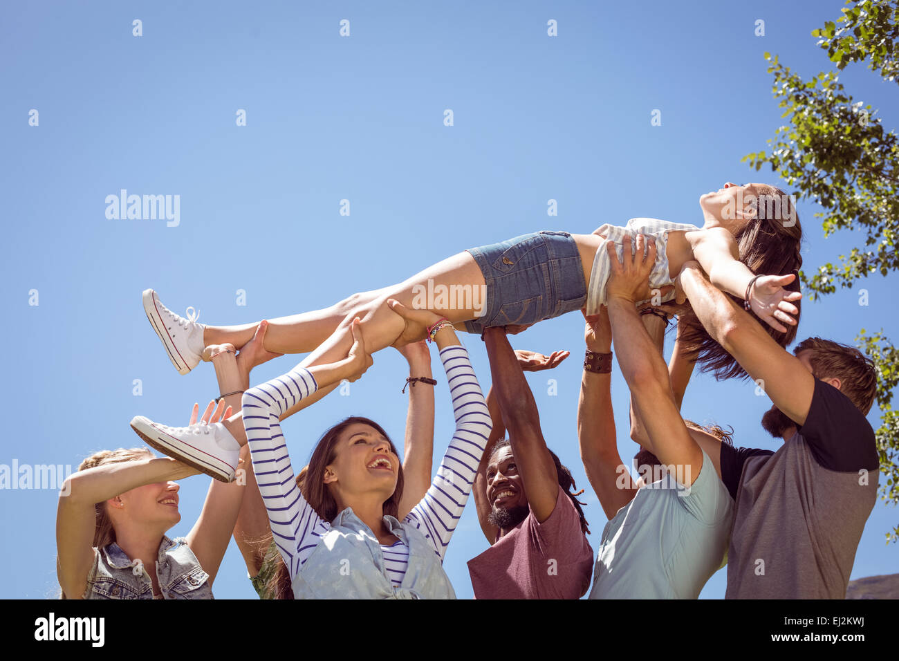 Hübsche Brünette Crowdsurfing Stockfoto