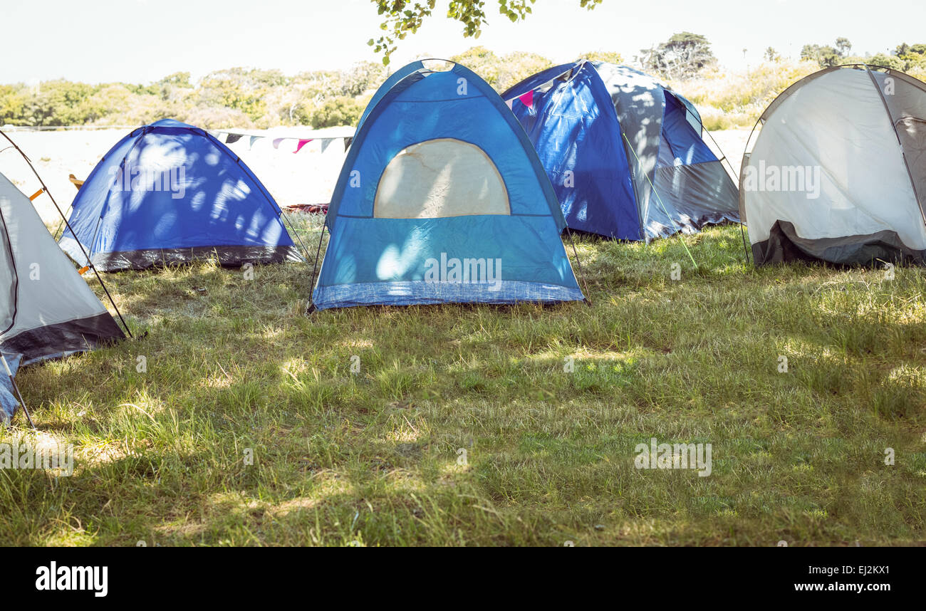 Blaue Zelte auf dem Campingplatz Stockfoto