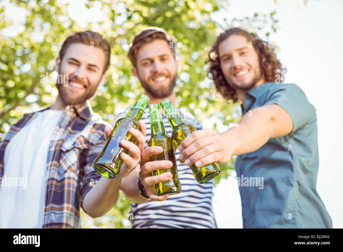 Hipster-Freunde, die zusammen ein Bier Stockfoto