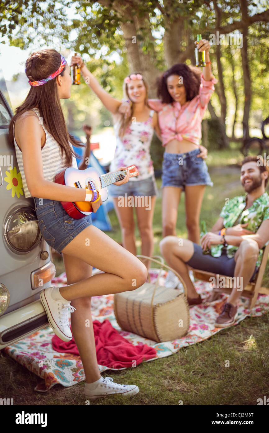 Hipster, die Spaß an ihrem Campingplatz Stockfoto