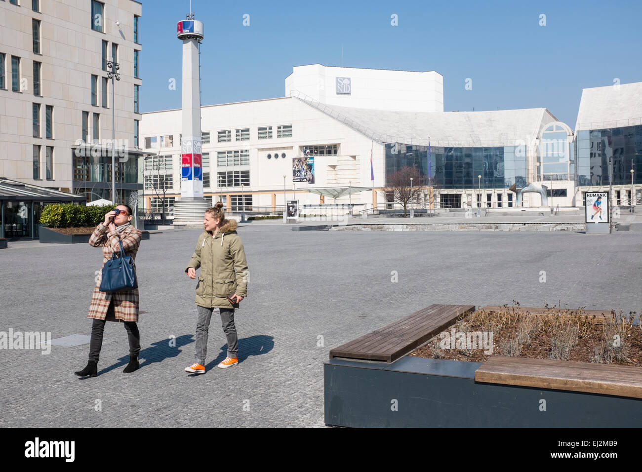Menschen Wathing Sonnenfinsternis vor Slowakischen Nationaltheater Stockfoto