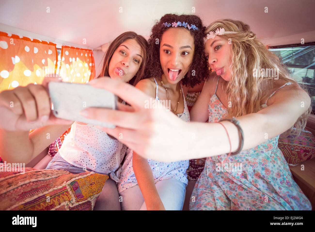Hipster-Freunde auf Reise nehmen selfie Stockfoto