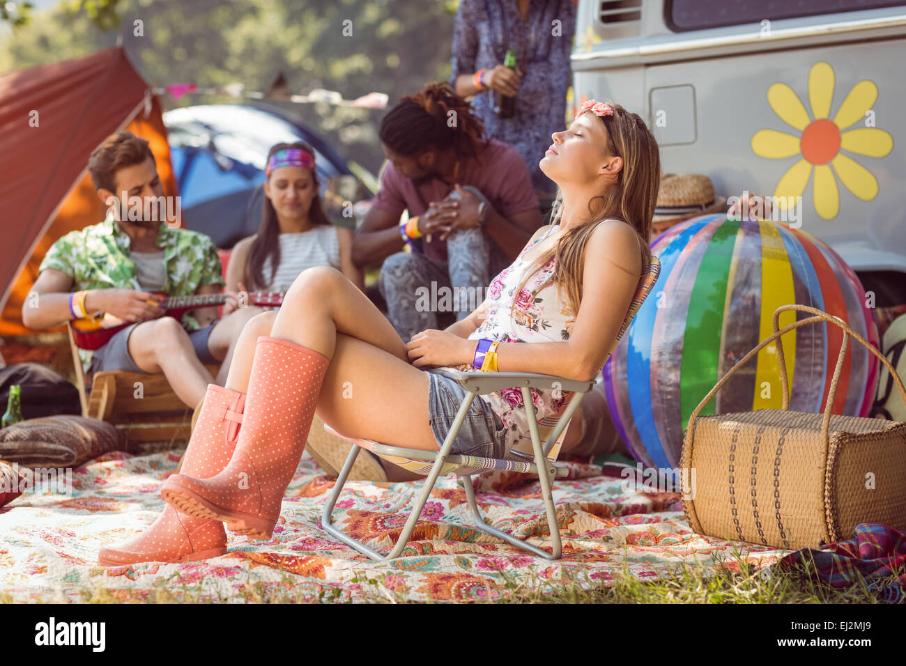 Unbeschwerten Spaß am Campingplatz hipster Stockfoto