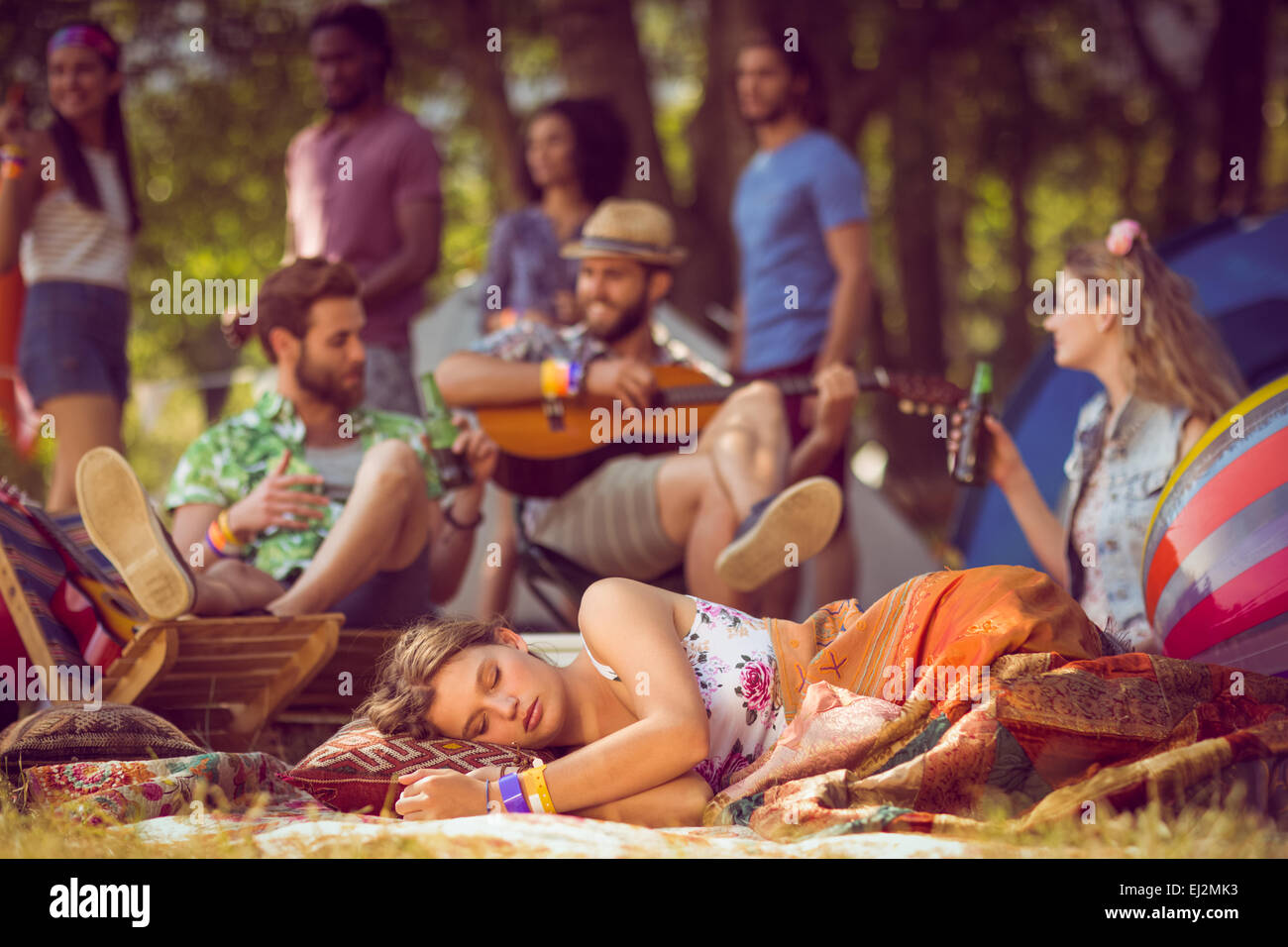 Hübsche Hipster entspannend auf Campingplatz Stockfoto