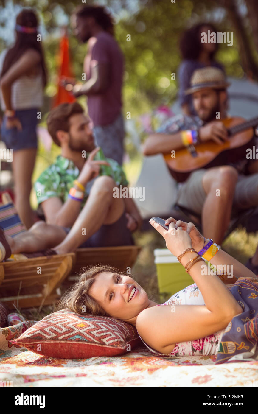 Hübsche Hipster entspannend auf Campingplatz Stockfoto