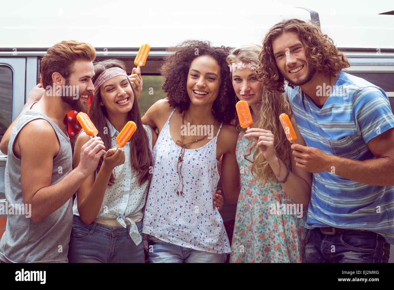 Hipster-Freunde genießen Eis am Stiehl Stockfoto