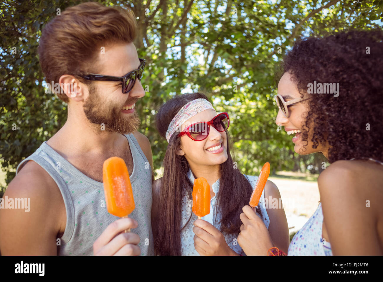 Hipster-Freunde genießen Eis am Stiehl Stockfoto