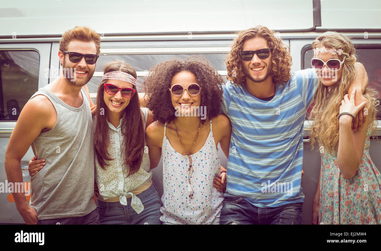 Hipster-Freunde lächelnd in die Kamera Stockfoto