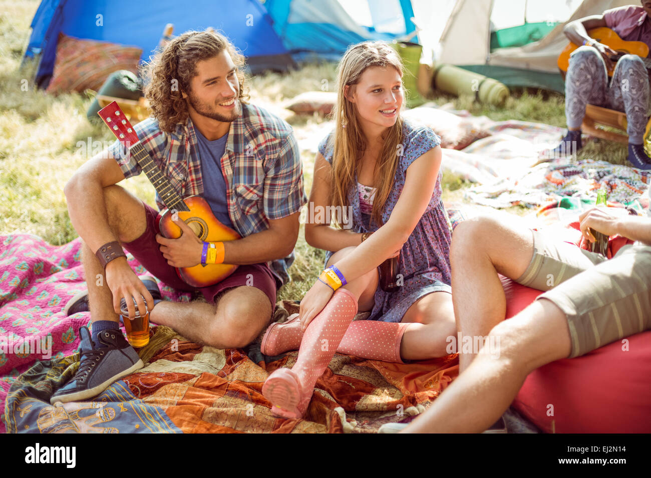 Hipster, die Spaß an ihrem Campingplatz Stockfoto