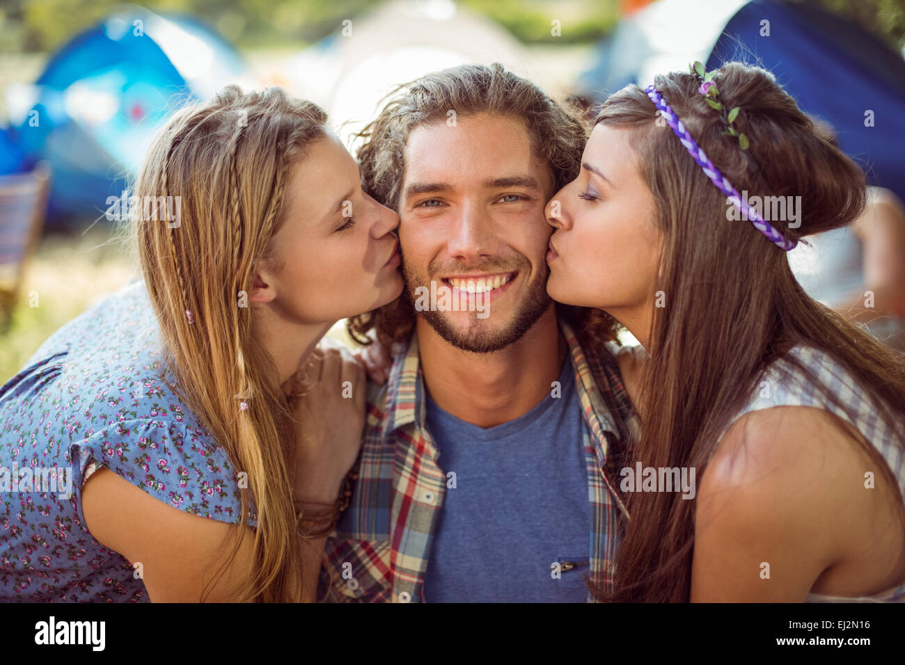 Hübsche Hipster ist der Renner bei den Damen Stockfoto