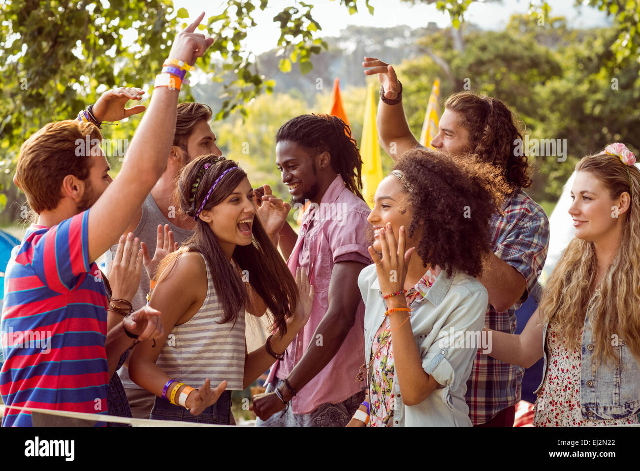 Glücklich Hipster tanzen zur Musik Stockfoto