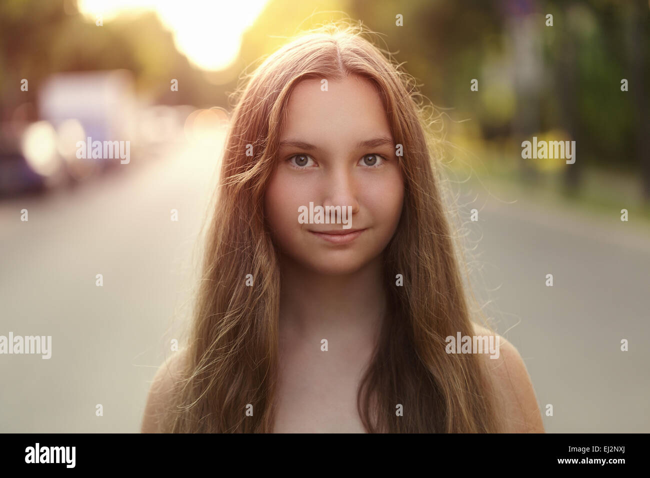 Porträt des jungen Teenager-Mädchen in der Stadt im Sonnenuntergang Stockfoto