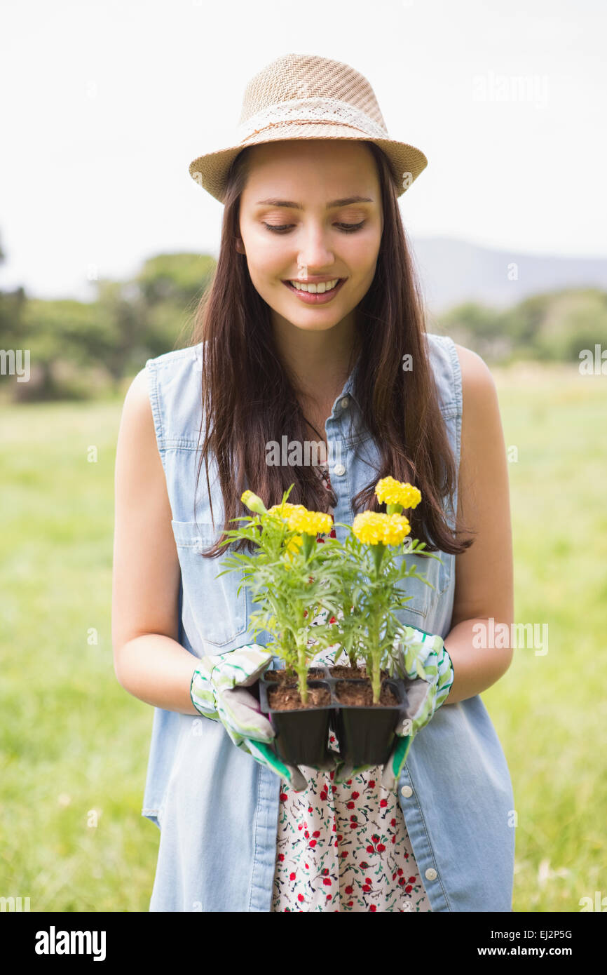 Glückliche Frau mit Topfblumen Stockfoto