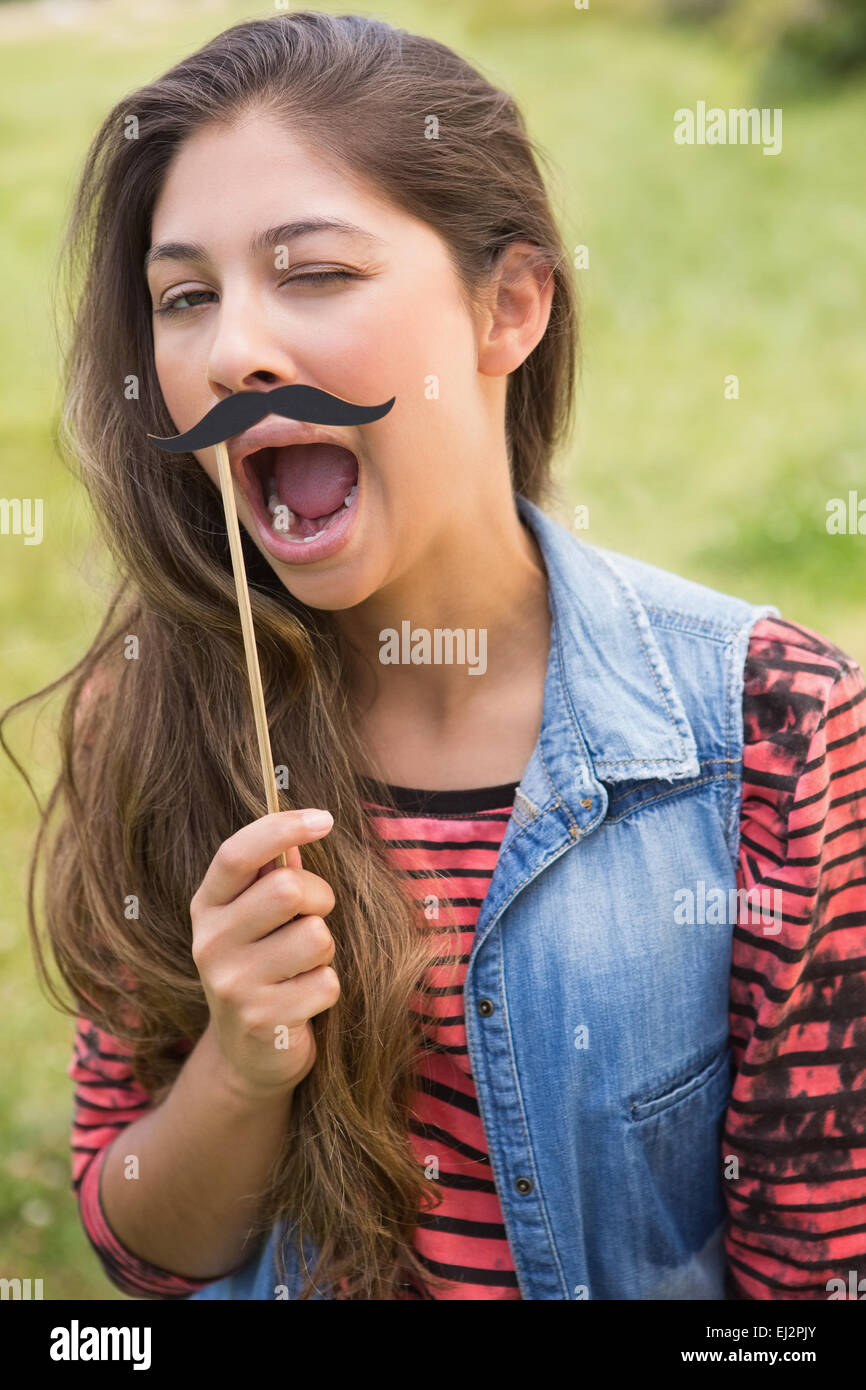 Hübsche Brünette mit gefälschte Schnurrbart Stockfoto