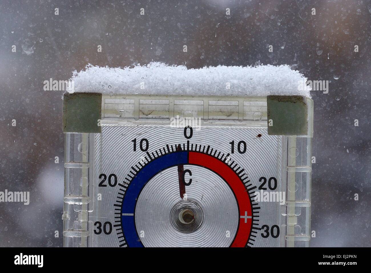 Thermometer im freien Schnee Winter Kälteeinbruch Stockfoto