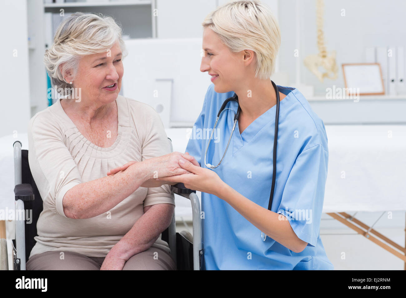 Krankenschwester, die Flexibilität der Patienten Handgelenk überprüfen Stockfoto