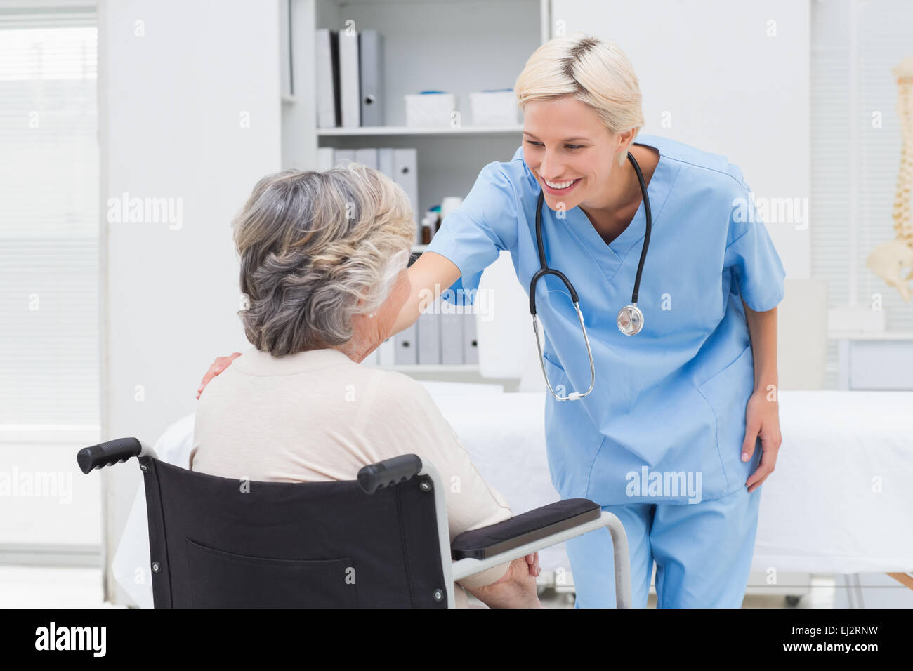 Krankenschwester, tröstende Patienten sitzen im Rollstuhl Stockfoto