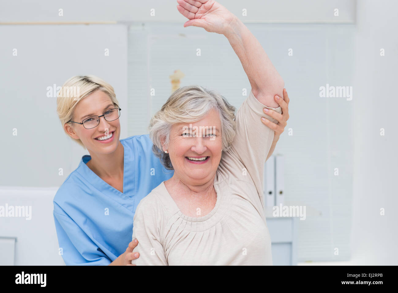 Ältere Patienten durch Krankenschwester bei der Beschaffung von Arm unterstützt Stockfoto