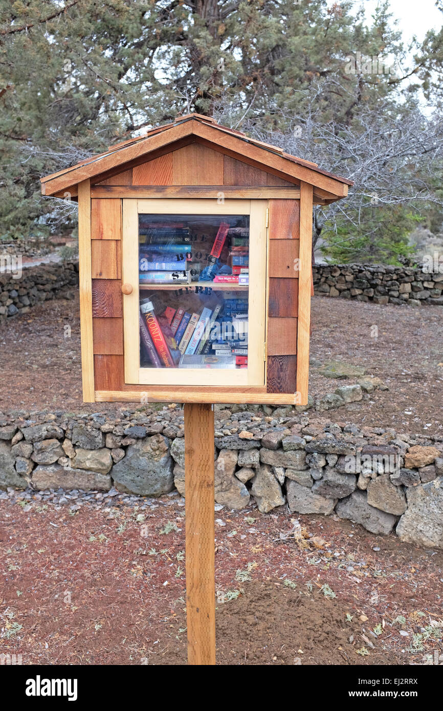 Eine kleine, kostenlose, Leihbibliothek vor einem Haus in einer Straße in Bend, Oregon Stockfoto