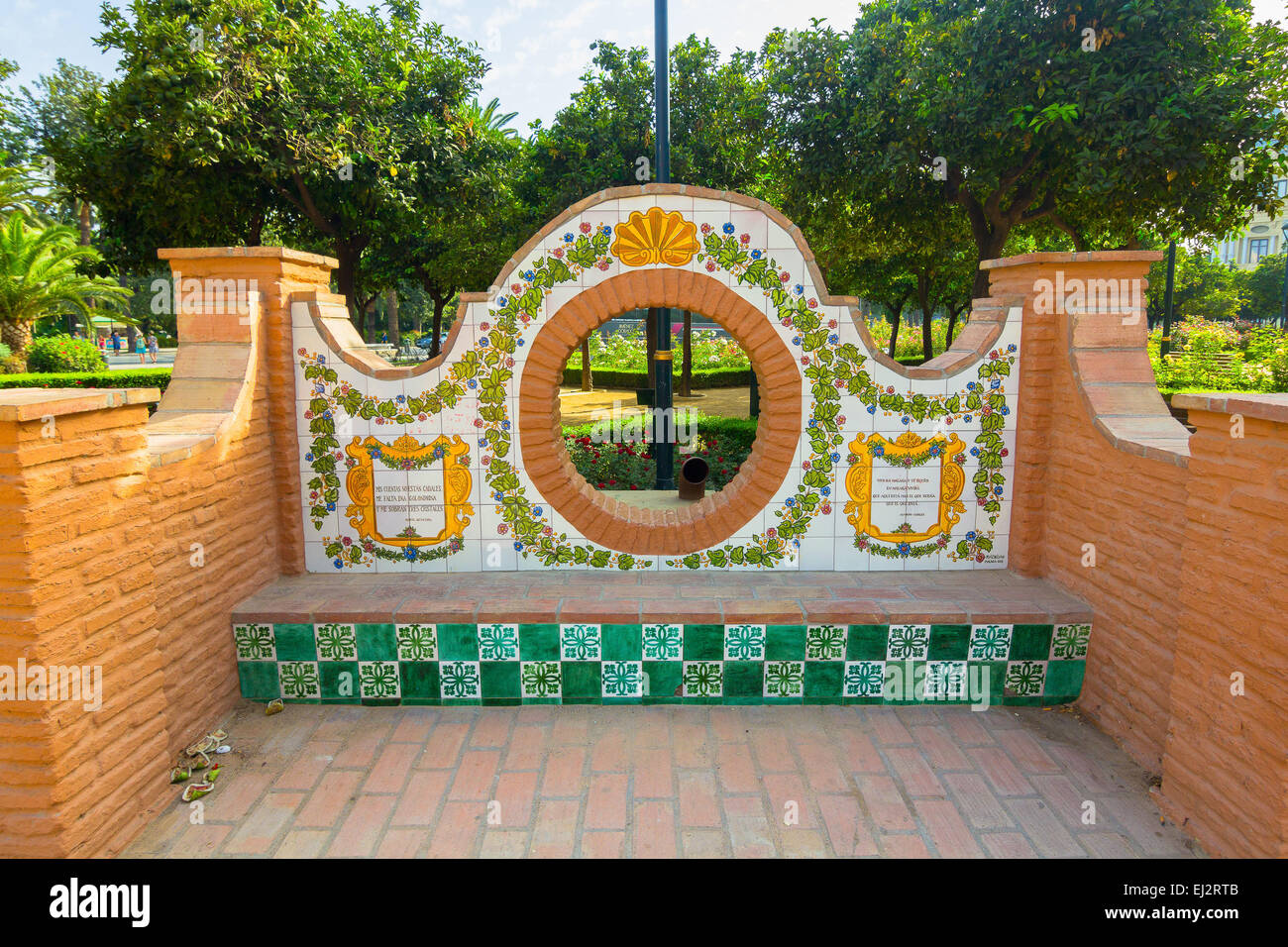 Sitze mit andalusischen Kacheln in den Park von Malaga, Spanien Stockfoto