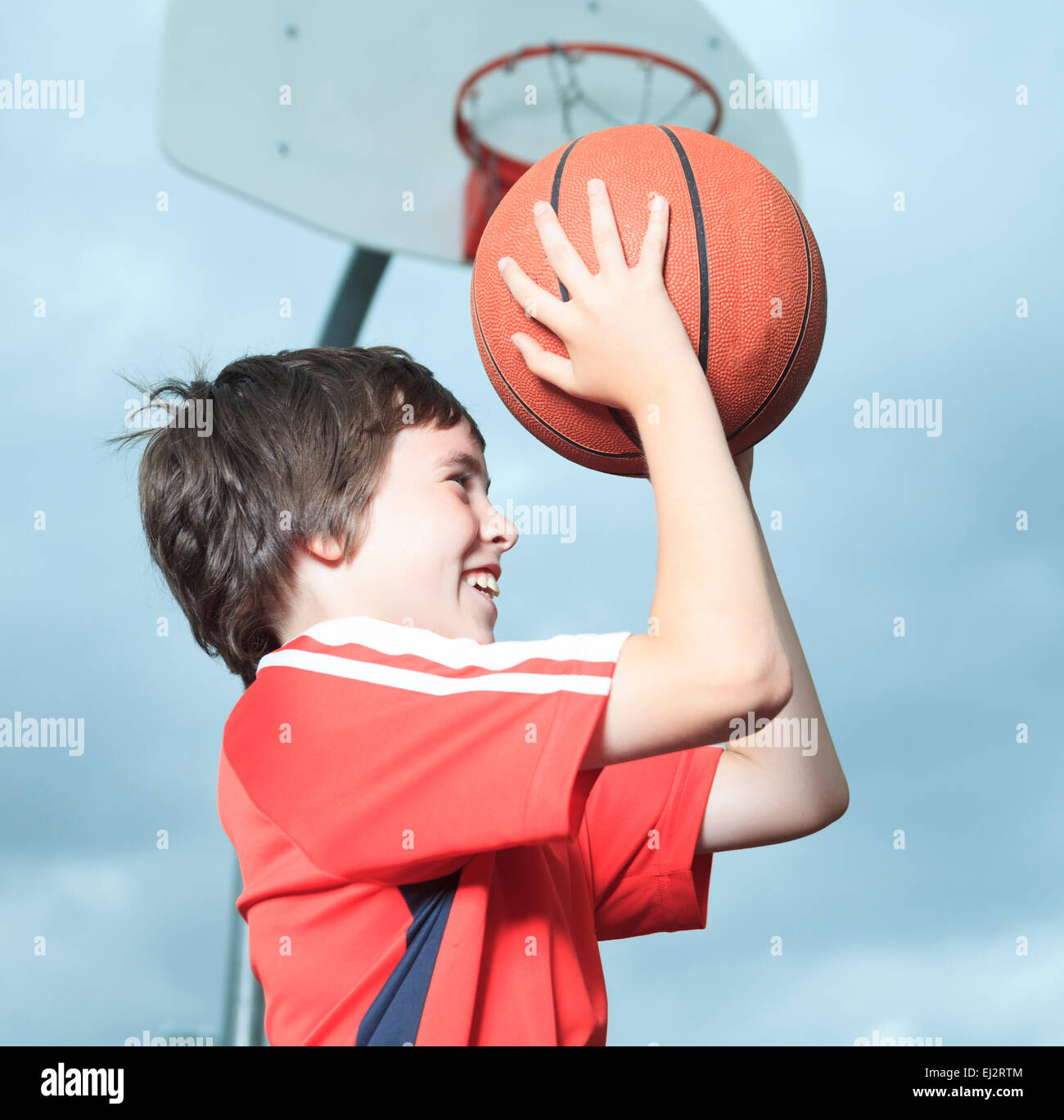 Young Boy In Basketball, die Spaß Stockfoto