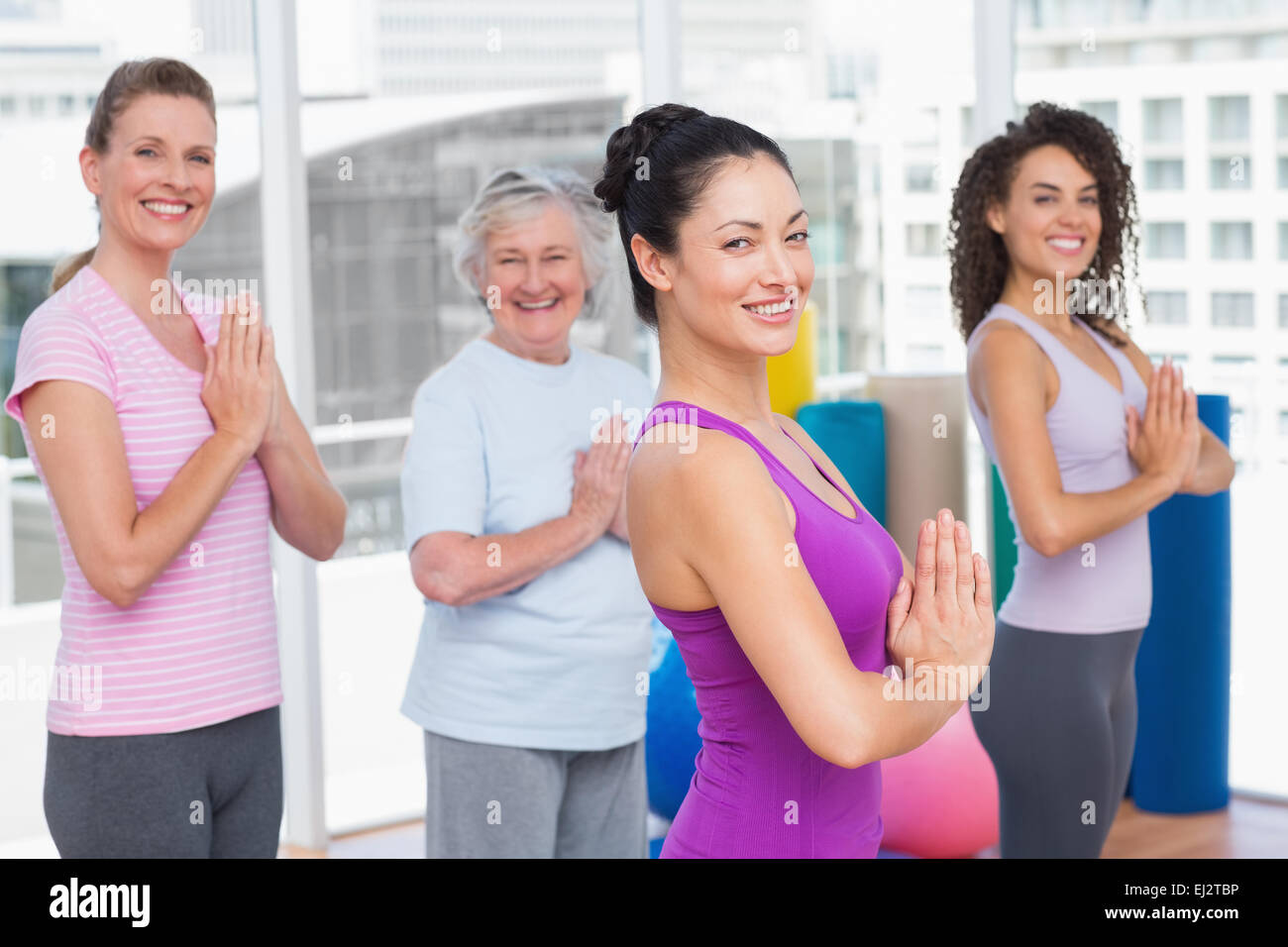 Freunde mit den Händen umklammert stehend im Fitness-Studio Stockfoto