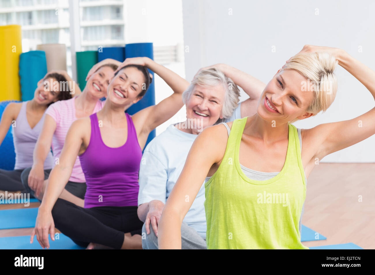 Frauen, die Nacken trainieren Sie im Fitness-club Stockfoto