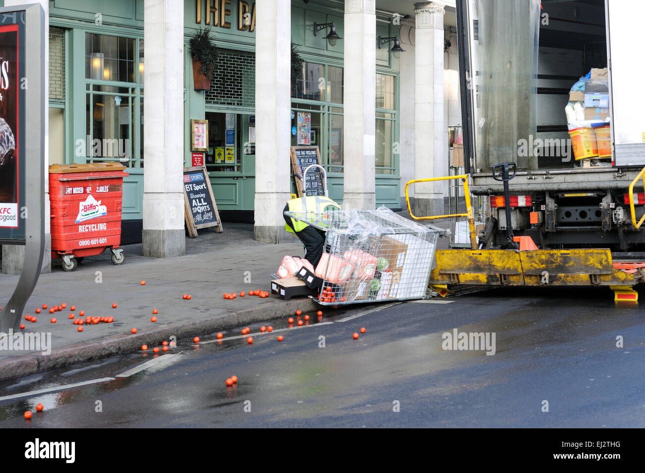 Lieferung Mann fällt eingesperrte Palette, Nottingham Stadtzentrum entfernt. Stockfoto
