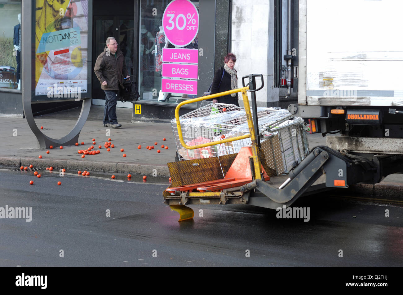 Lieferung Mann fällt eingesperrte Palette, Nottingham Stadtzentrum entfernt. Stockfoto