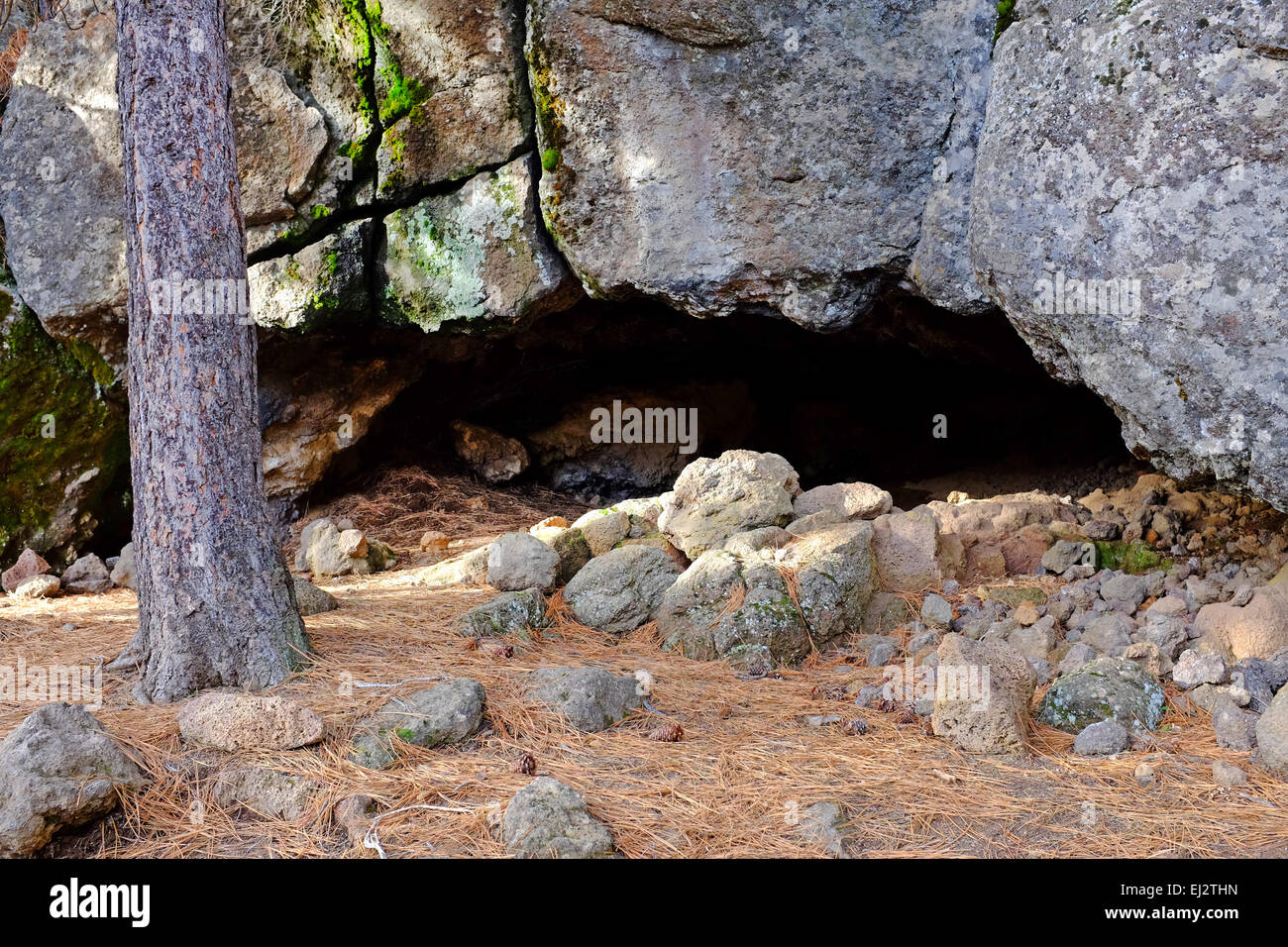 Eine neolithische Höhle, bekannt als die Lava-Insel-Abri entlang der Deschutes River Canyon in der Nähe von Bend, Oregon. Artefakte entnommen Stockfoto