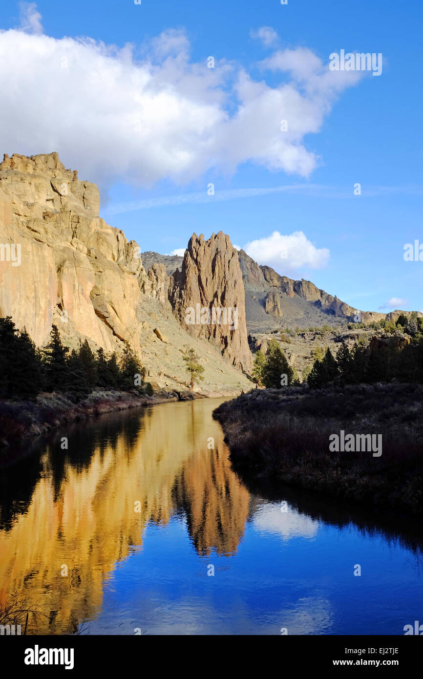 Smith Rock State Park am Fluss Crooded in der Nähe von Terrebonne, Oregon Stockfoto