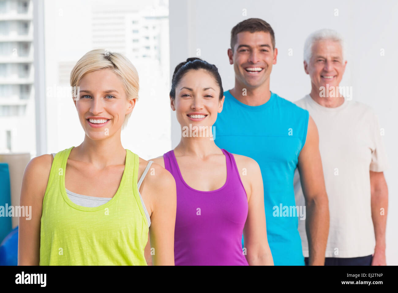 Fröhliche Frauen und Männer in Sportbekleidung im Fitnessstudio Stockfoto