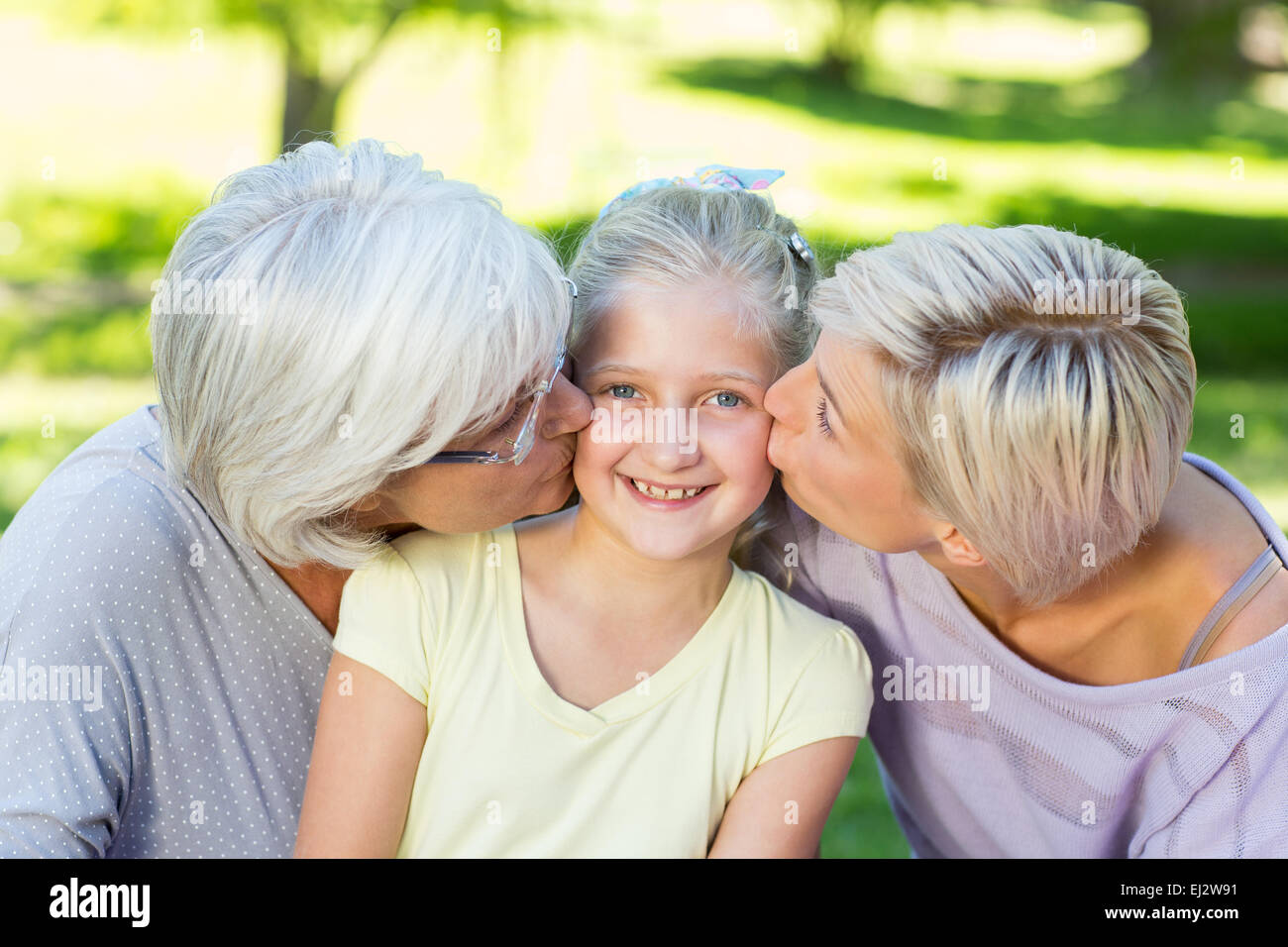 Glückliche Familie kleine Mädchen küssen Stockfoto