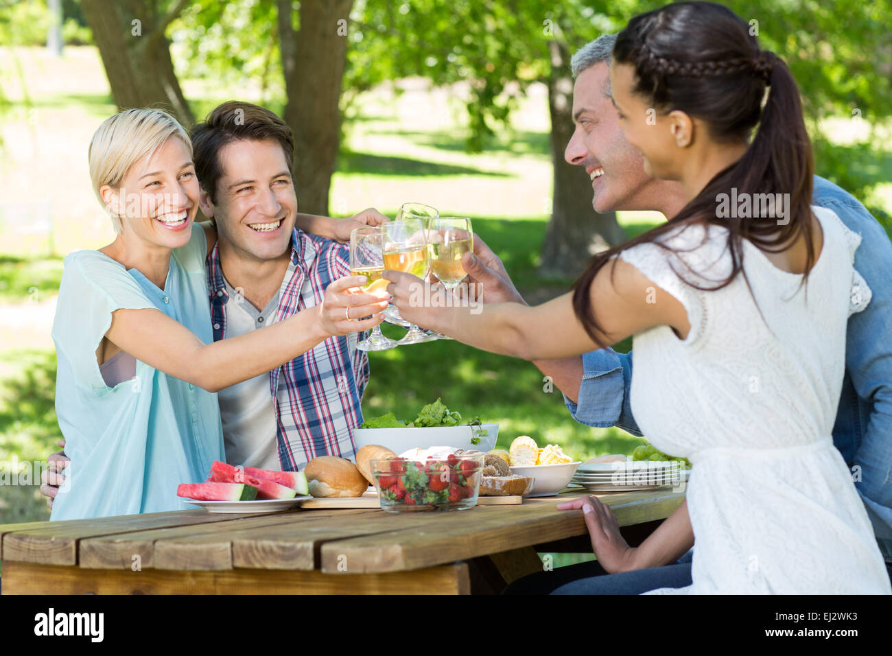 Glückliche Paare Toasten im park Stockfoto