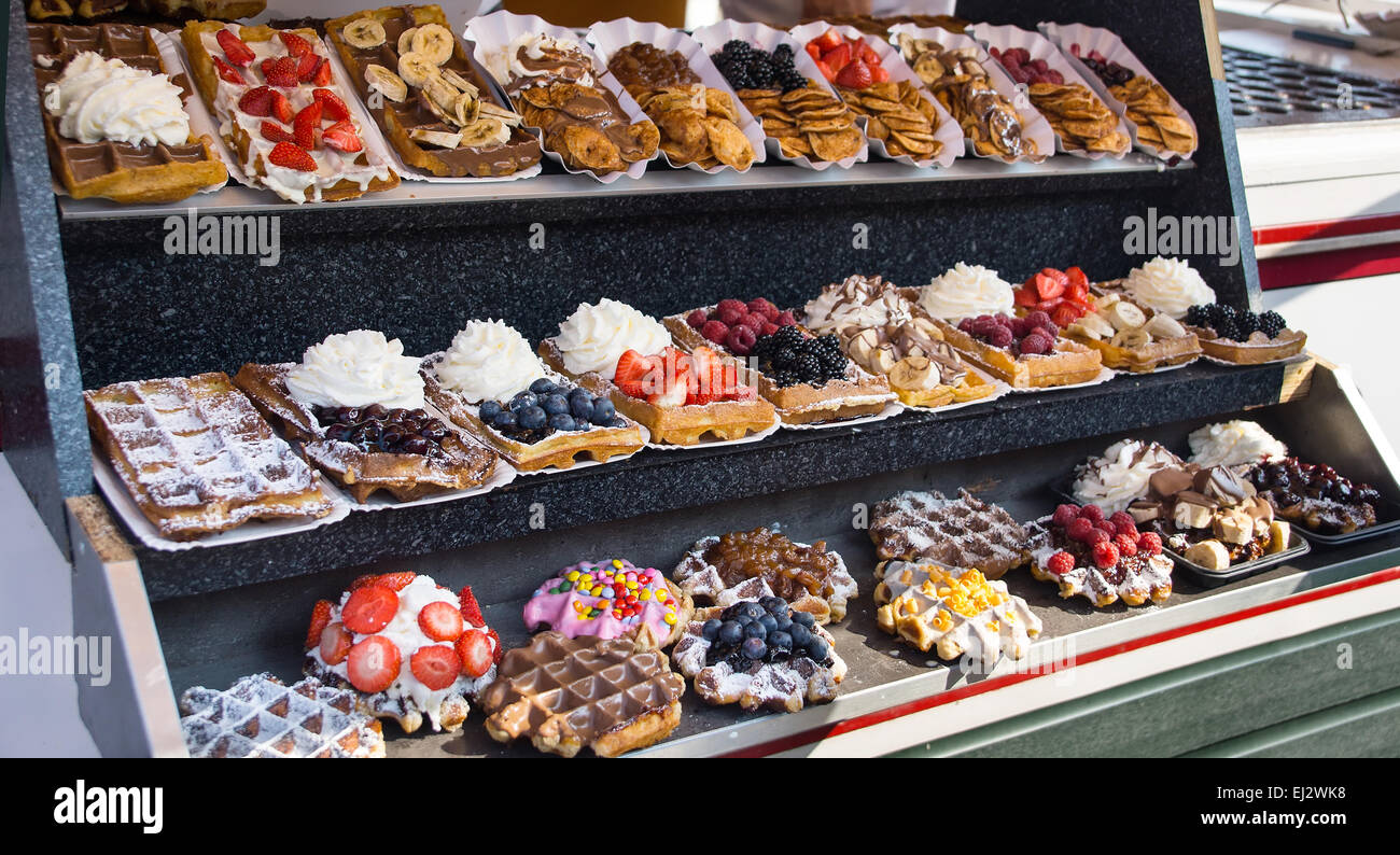 Vielzahl von niederländischen Fastfood Pfannkuchen und Waffeln. Stockfoto