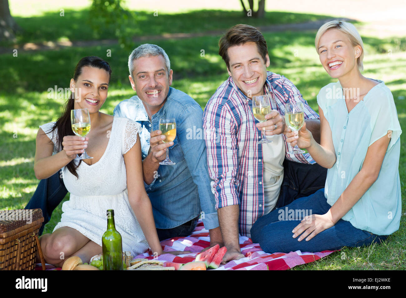 Glückliche Paare Toasten im park Stockfoto