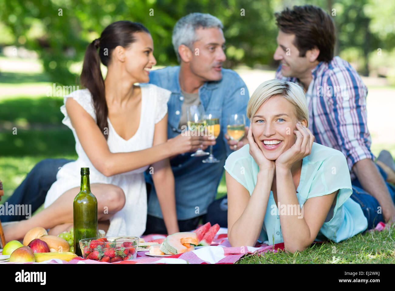 Glückliche Paare im park Stockfoto