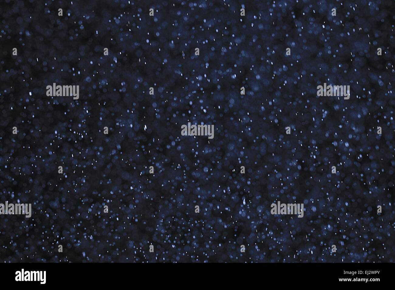 Schnee Regen auf einem schwarzen Hintergrund Textur-overlay Stockfoto