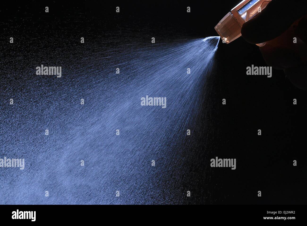 Sprühen Sie aus dem Zerstäuber Spray auf schwarzem Hintergrund-overlay Stockfoto