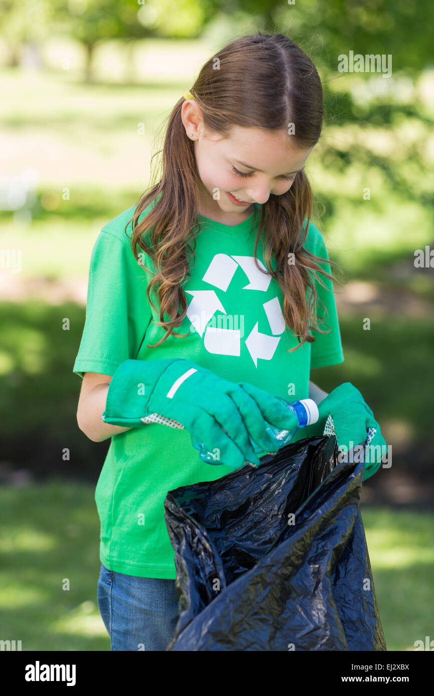 Glückliche kleine Mädchen sammeln Müll Stockfoto