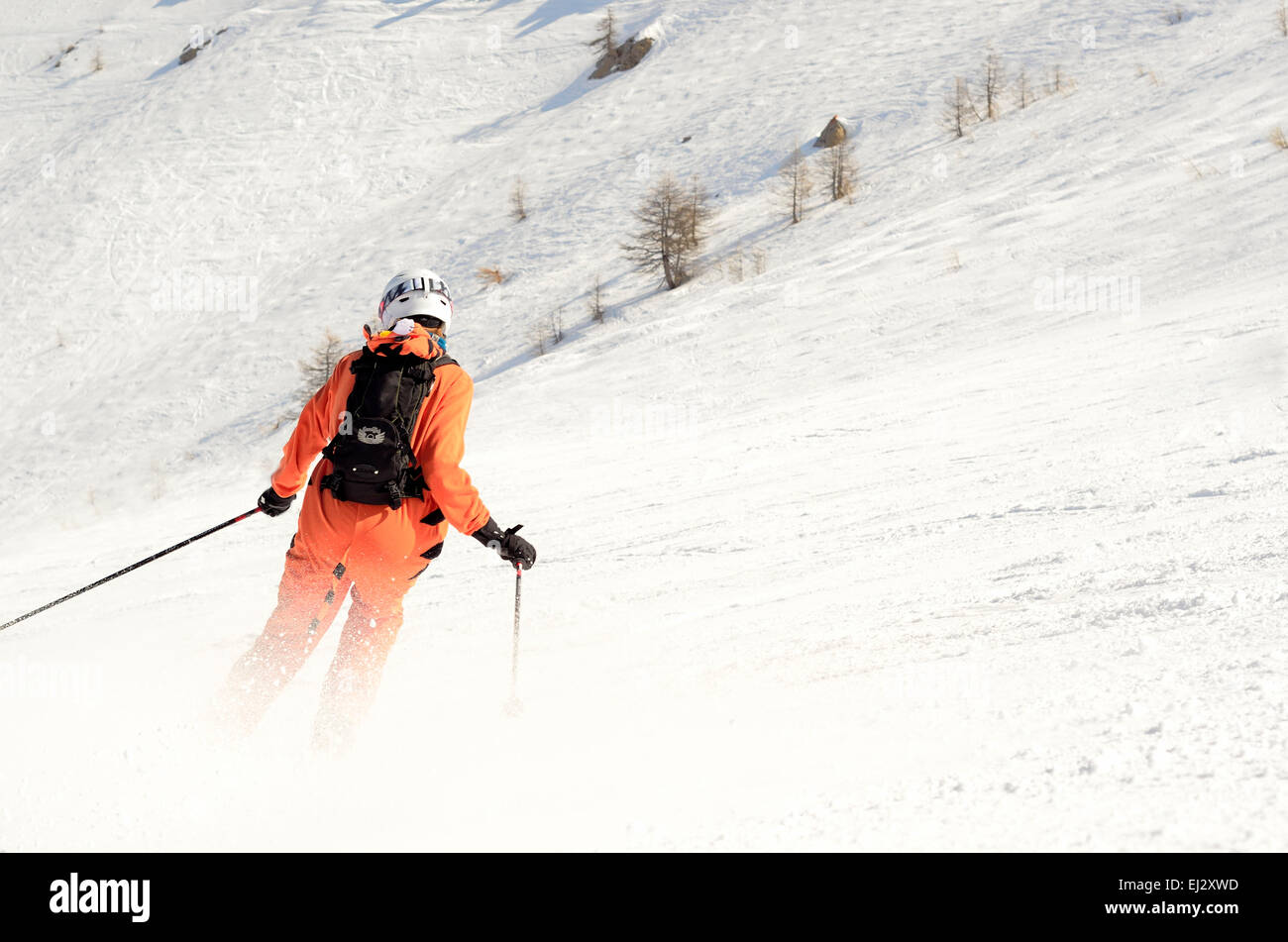 Skifahrer-Skifahren in Kostüm Tiger Tigger Anzug Stockfoto