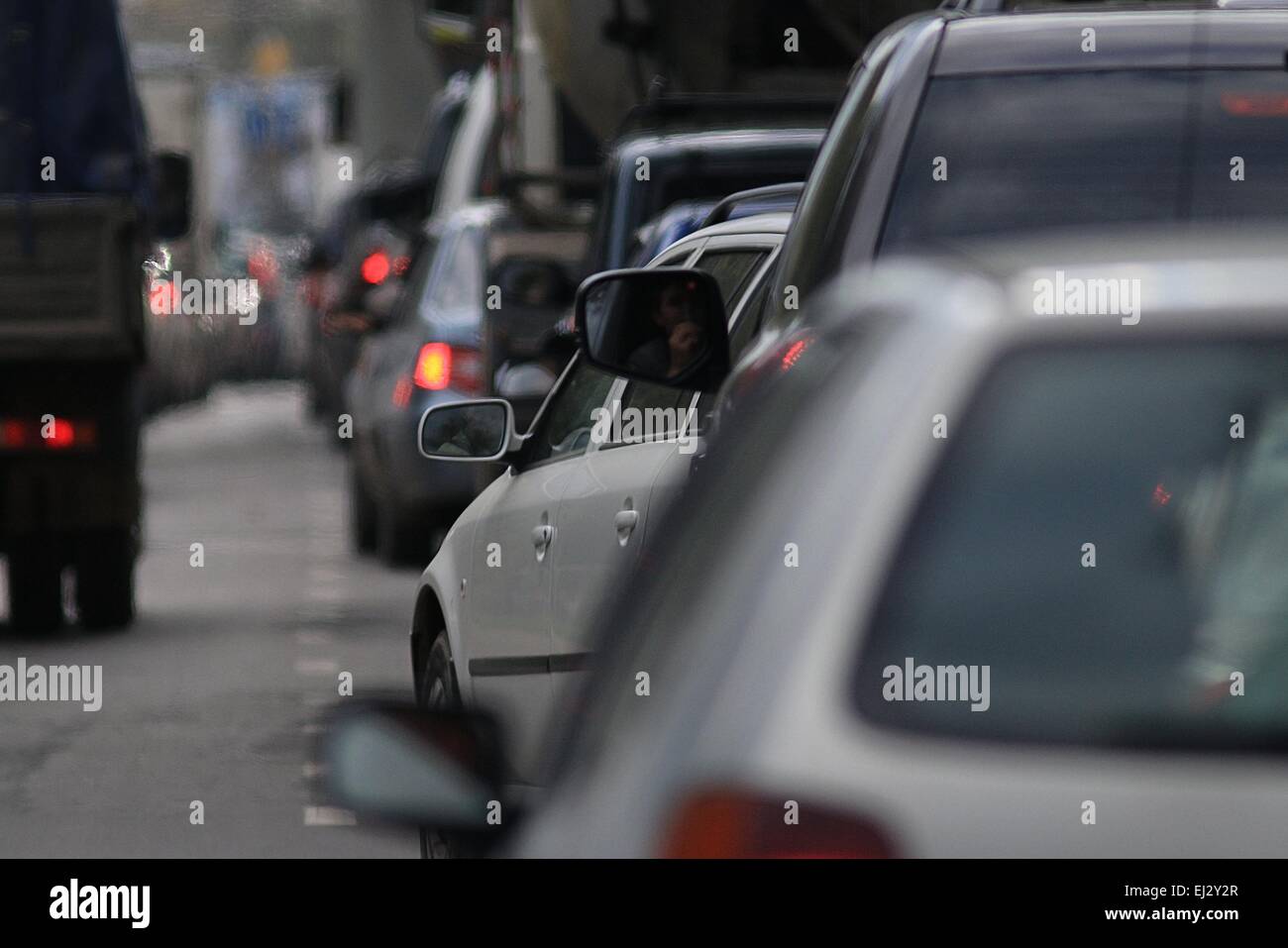 Verkehr auf der Straße in einer europäischen Stadt, Fahrzeugverkehr, Stop Autos zu stoppen Stockfoto
