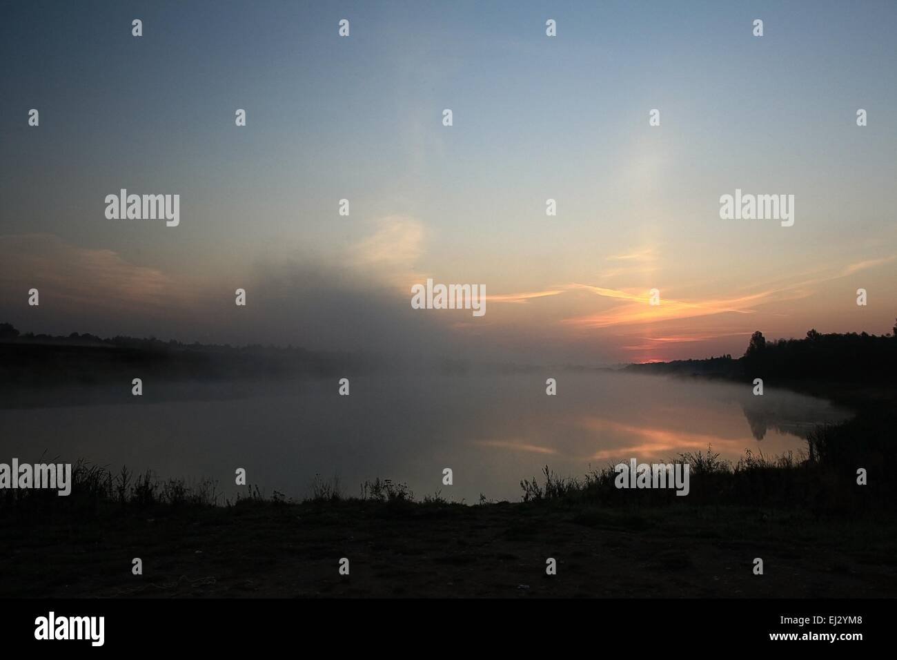 Sonnenaufgang am See Nebel Landschaft Natur Stockfoto