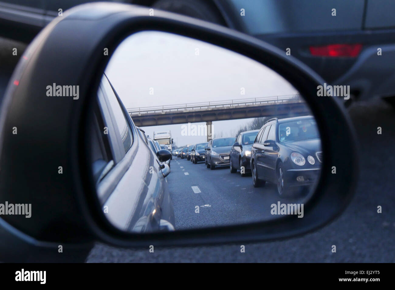 Stau auf UK-Autobahn in Autospiegel reflektiert Stockfoto