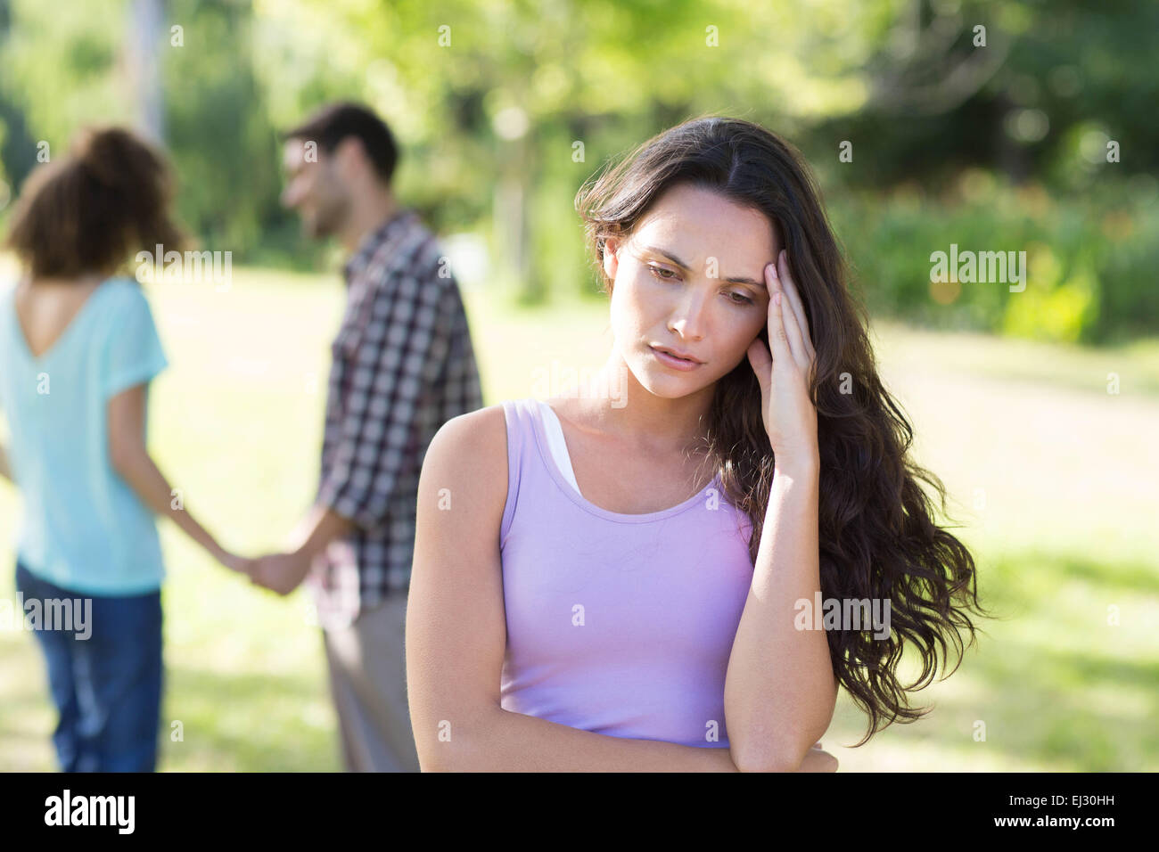 Frau aufgeregt bei ihrem Schwarm mit anderen Mädchen Stockfoto