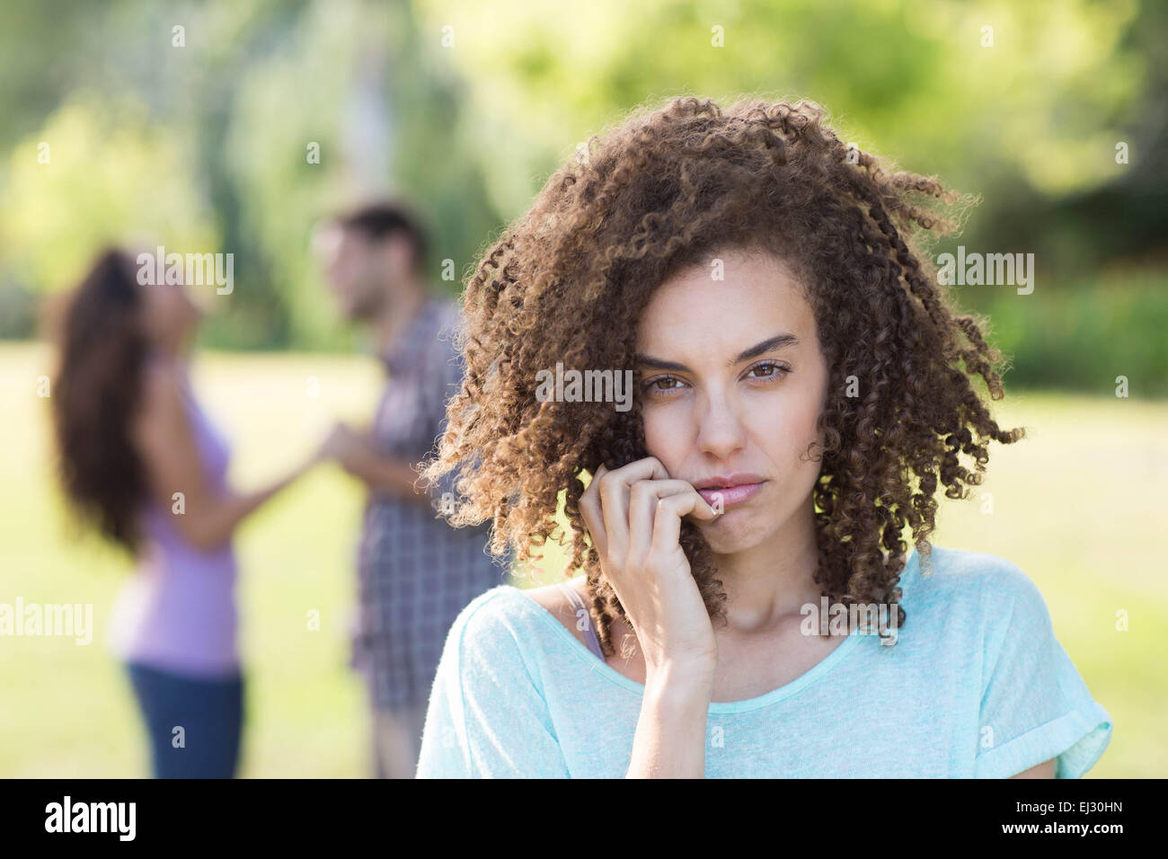 Frau aufgeregt bei ihrem Schwarm mit anderen Mädchen Stockfoto