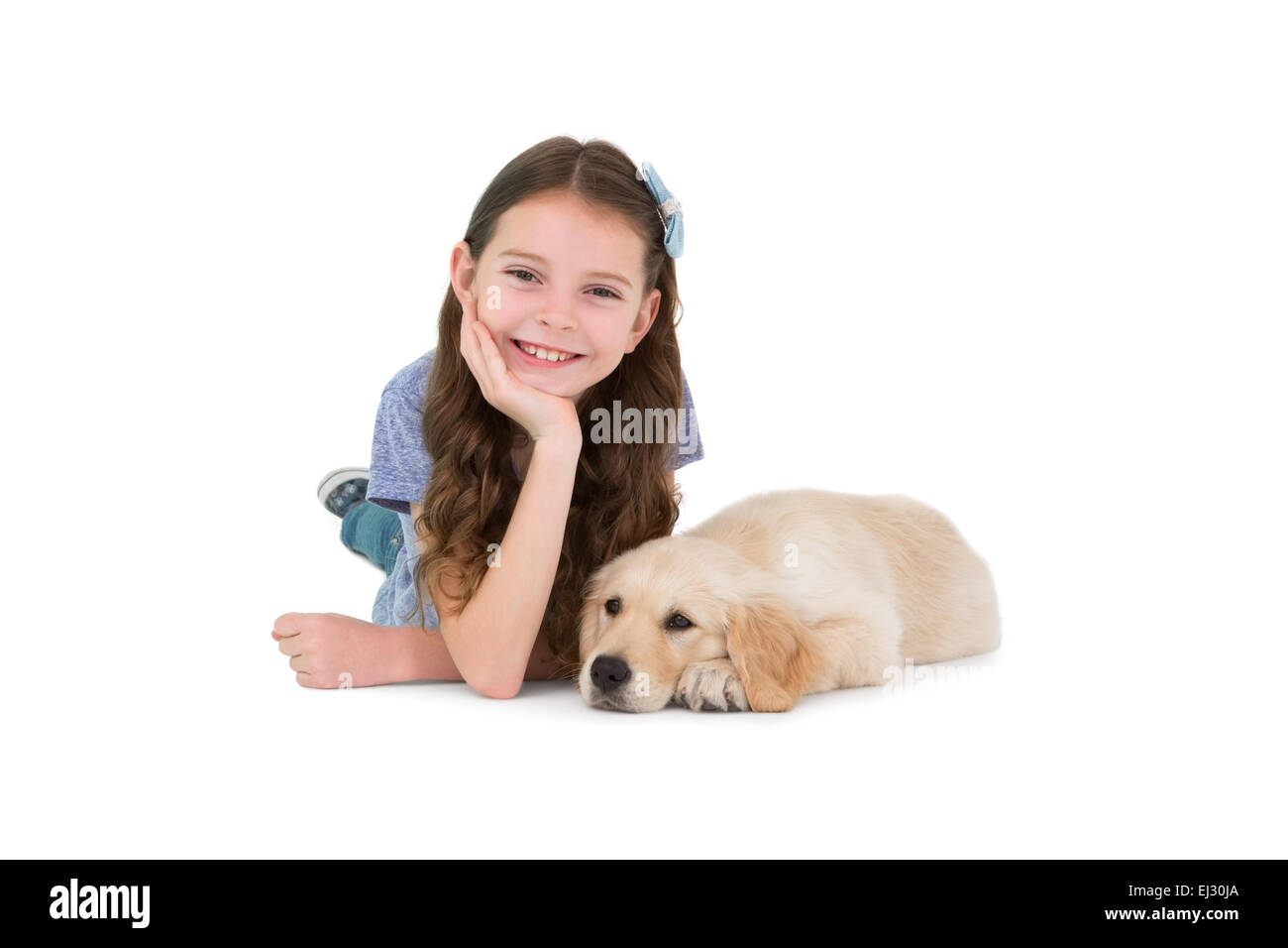 Kleines Mädchen mit einem Hund liegend Stockfoto